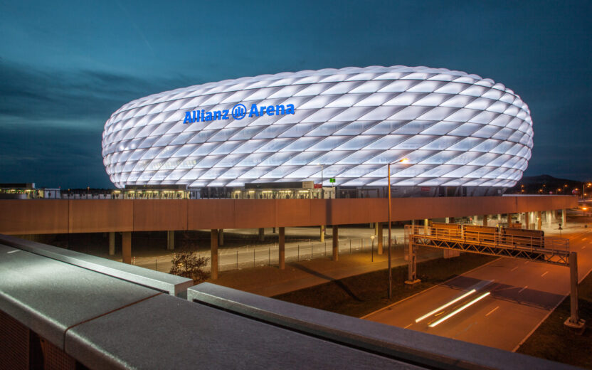 Bild der leuchtenden Allianz Arena am Abend