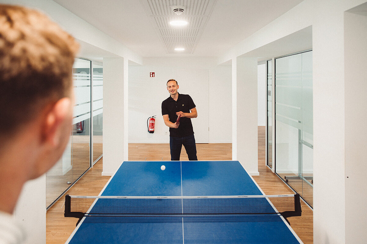 Mitarbeiter beim Tischtennisturnier | valantic Büro in Düsseldorf