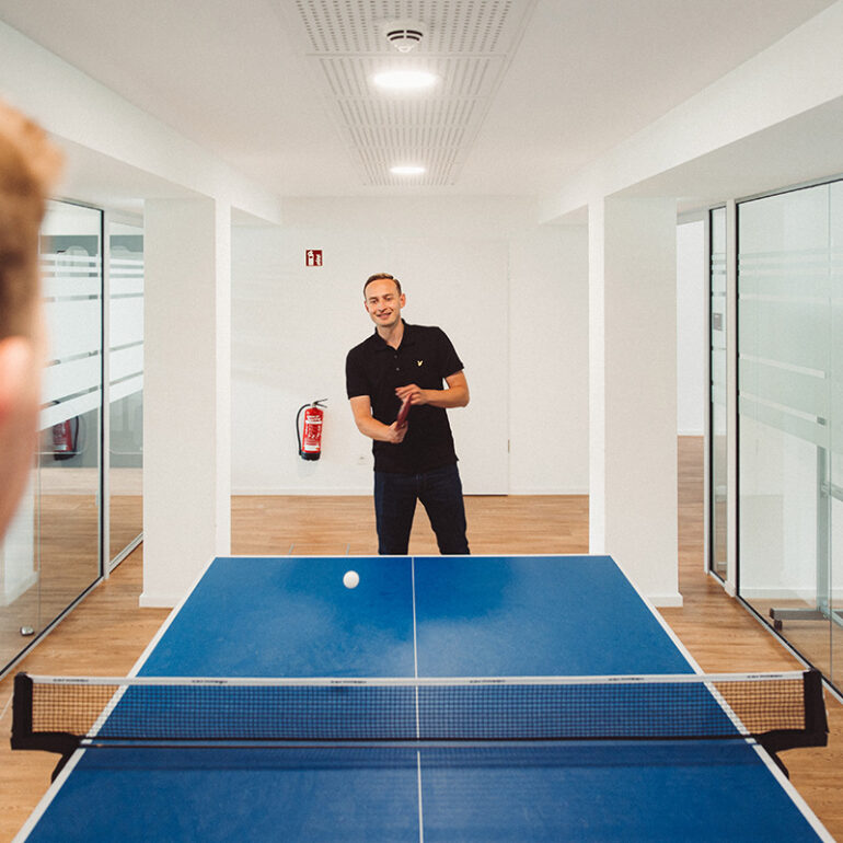 Mitarbeiter beim Tischtennisturnier | valantic Büro in Düsseldorf