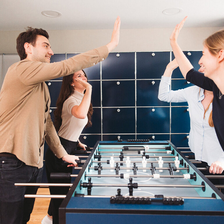 MItarbeitende beim Tischtennisturnier | valantic Büro in Düsseldorf