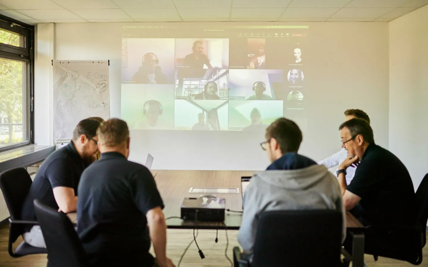 Eine Gruppe valantic-Mitarbeiter während eines Meetings.