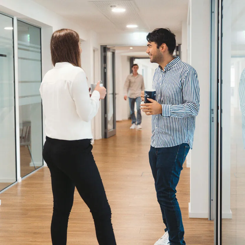 Employees in conversation | valantic Office in Düsseldorf