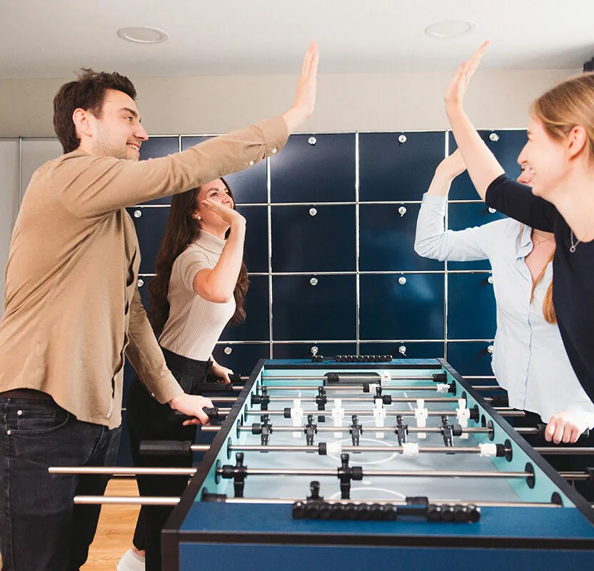 Employees at the table tennis tournament | valantic Office in Düsseldorf