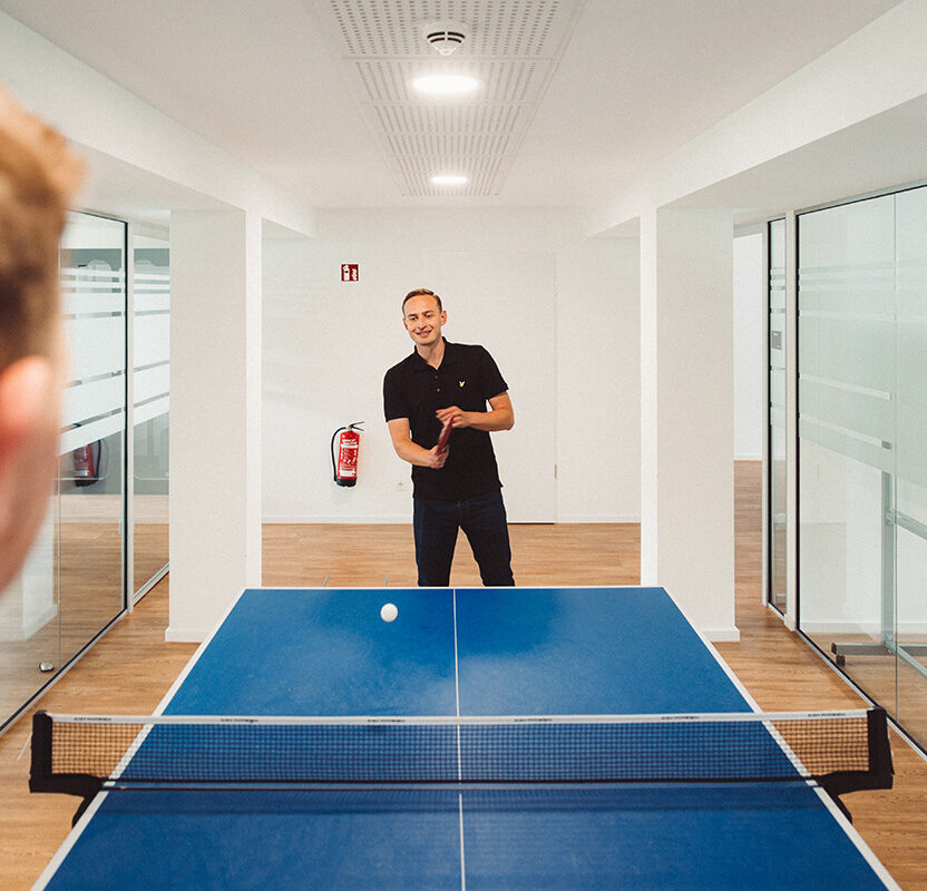 Employees at the table tennis tournament | valantic Office in Düsseldorf