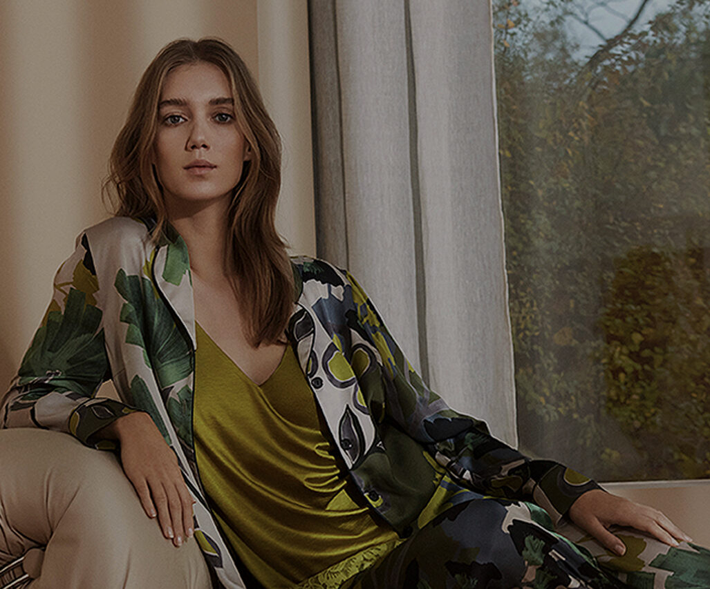 Traditionshaus mey: Bild von einer jungen Frau in Luxus-Nachtwäsche