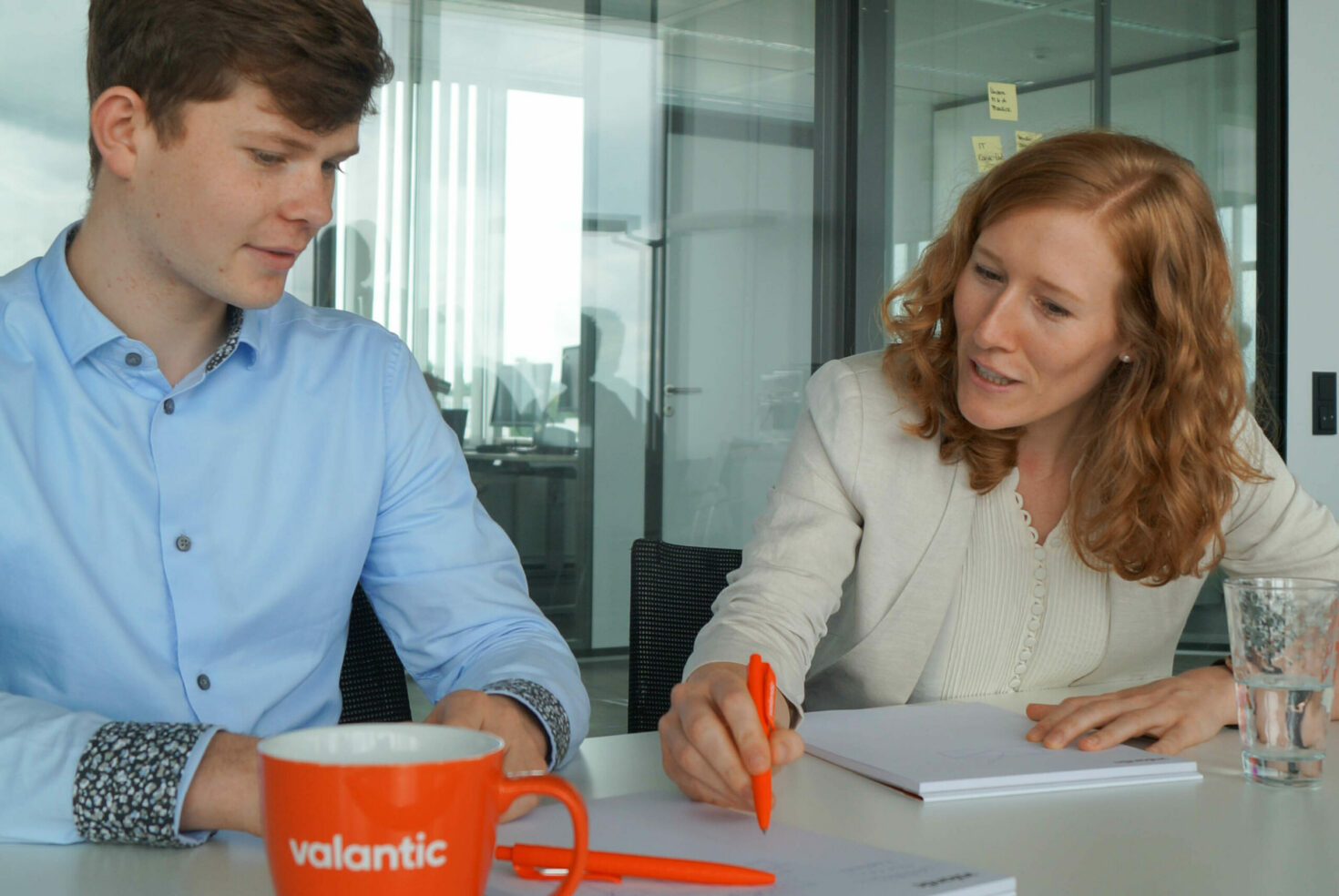 Picture of two valantic employees pointing to a block, Our Key Areas, Management Consulting Career at valantic