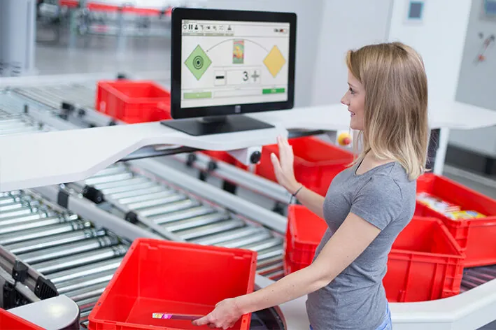 Mitarbeiterin der TGW Logistics Group