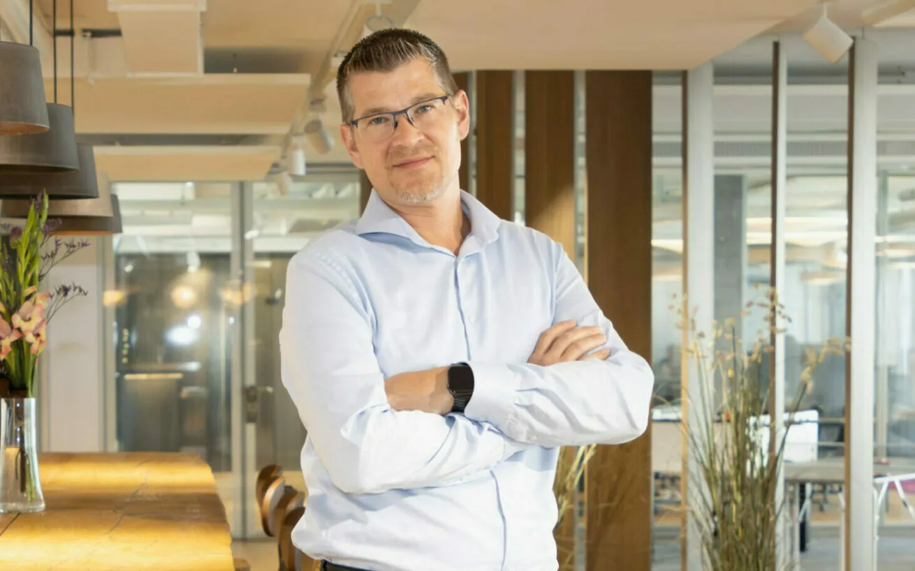 Bild auf dem Markus Handke mit verschränkten Armen zu sehen ist