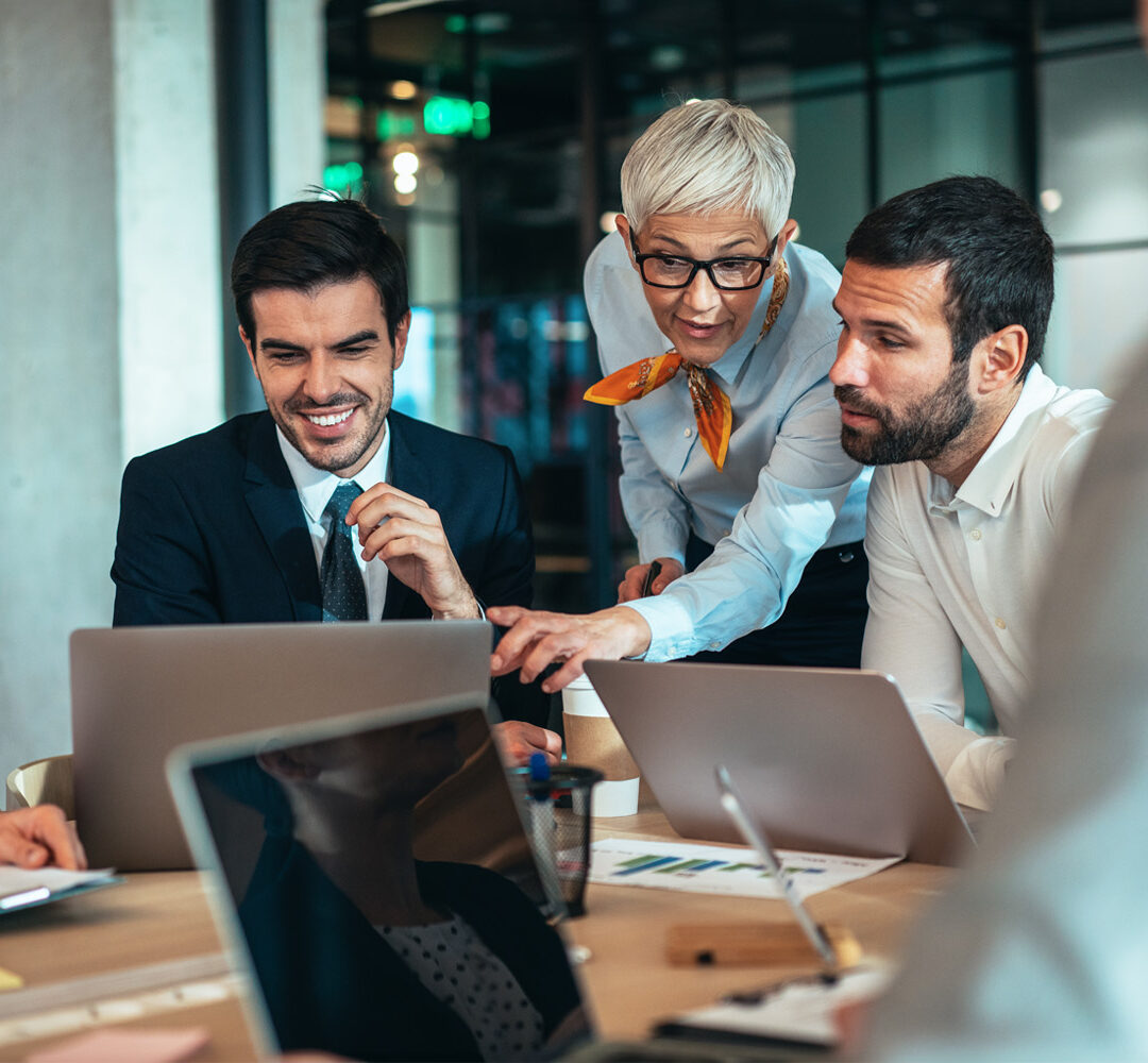 Geschäftsleute diskutieren den Einsatz von SAP Cloud ERP und KI in ihrem Unternehmen