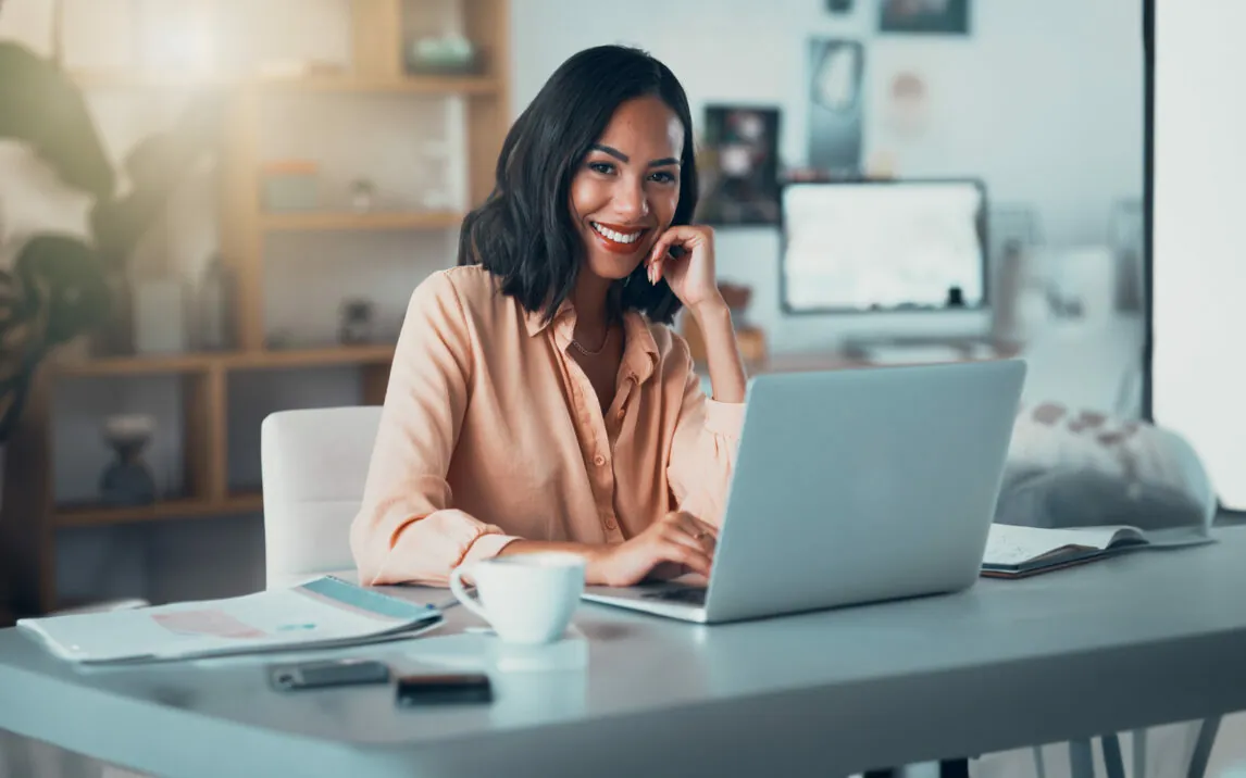 Imagem de uma mulher de negócios feliz enquanto trabalha no seu escritório