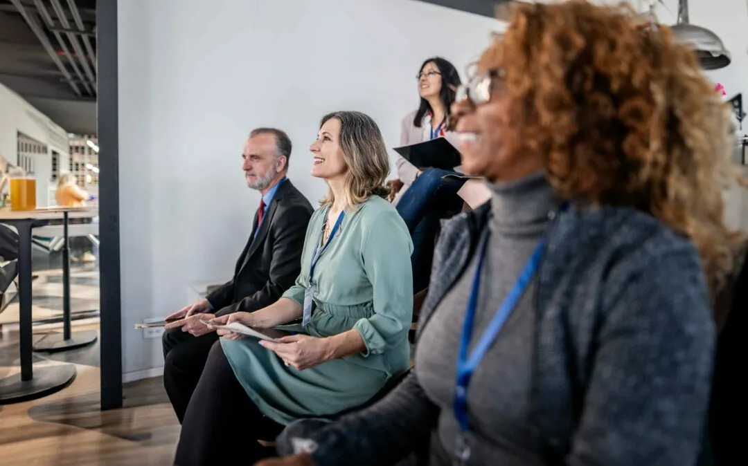 Pessoas de negócios a assistir a uma apresentação num escritório