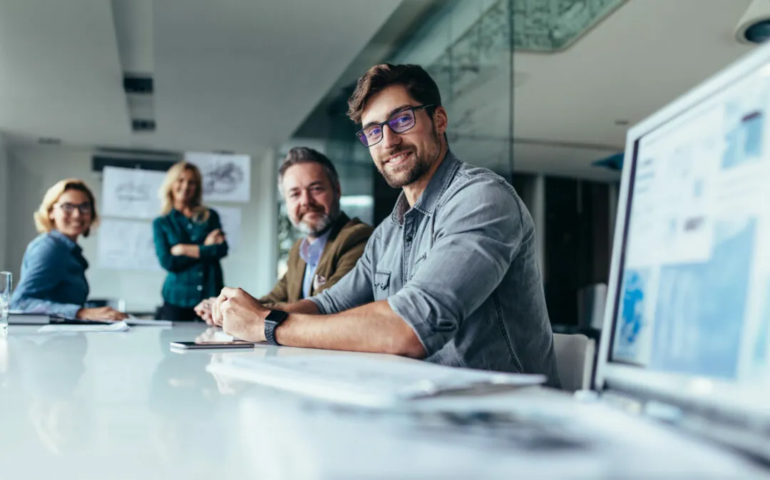 Colegas de trabalho sentados numa sala de reuniões