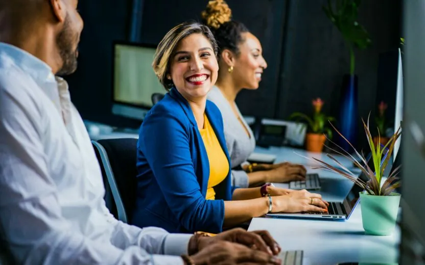 Lachende Frau in einem Business Meeting | SAP Analytics