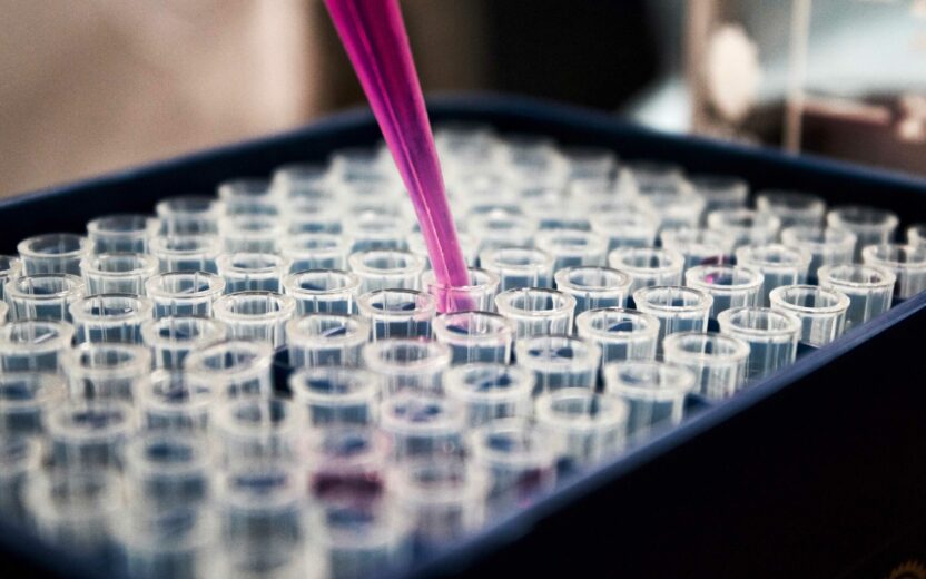 Pharma | valantic pharma navigator So bietet der valantic pharma navigator zum Beispiel für die Generierung der dafür notwendigen Informationen eine schnelle, unkomplizierte Auswertung, und zwar sowohl von Unternehmensdaten als auch von externen Marktdaten. Das entscheidende Werkzeug ist hier der valantic pharma navigator. Mit dieser intelligenten Advanced-Analytics Lösung können für die im Unternehmen verteilten Informationen bestehende Bezüge ermittelt, offengelegt, analysiert und als Grundlage für unternehmensstrategische Entscheidungen nutzbar gemacht werden.