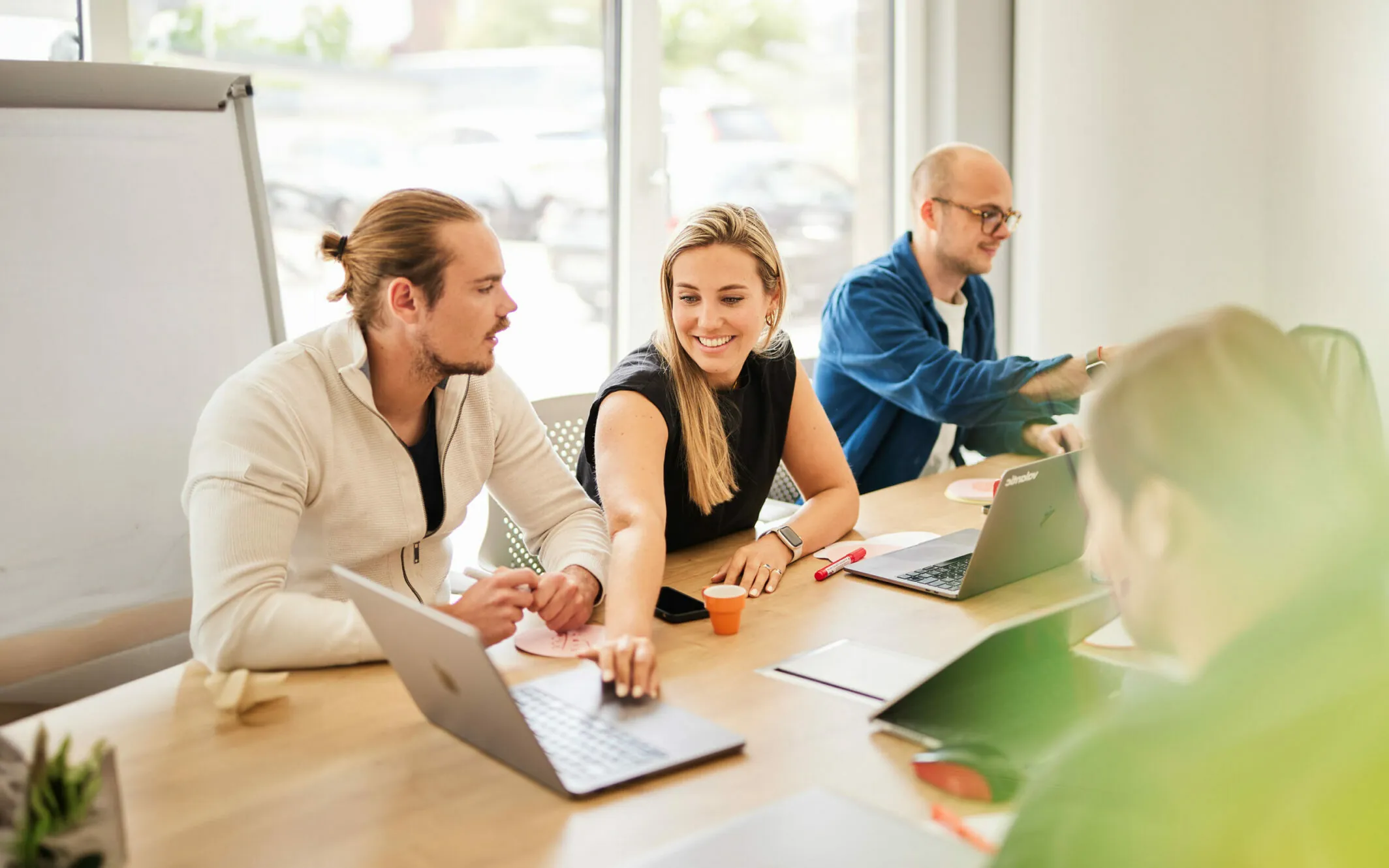 Mitarbeitende sitzen im valantic Büro in Langenfeld und arbeiten gemeinsam