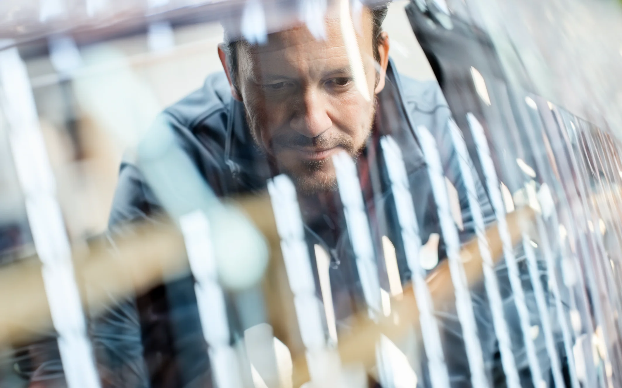 Imagem de um homem da industria automotive a analisar estrategia para a industria