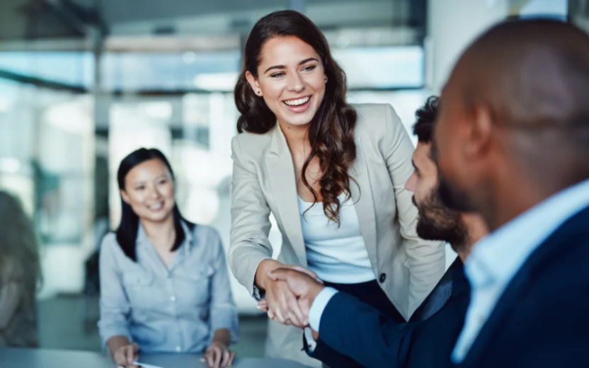 Uma mulher a apertar a mão a um homem