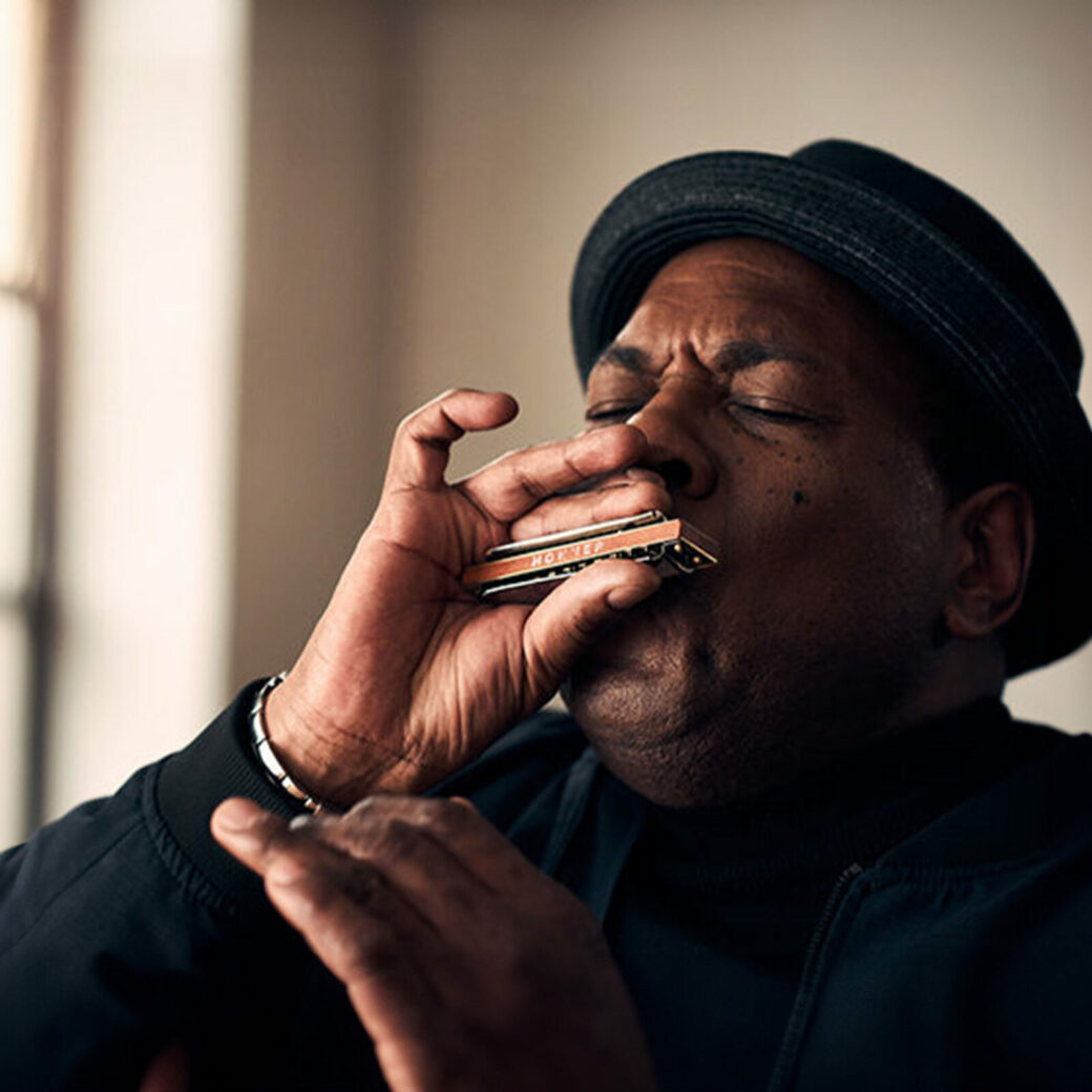 Bild des Musikers und Musikproduzenten Keith Dunn mit einer Mundharmonika von HOHNER