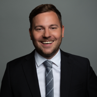 Portrait eines Managers von valantic Digital Finance - Carsten Schäffner. Mann mit Krawatte lächelt in die Kamera