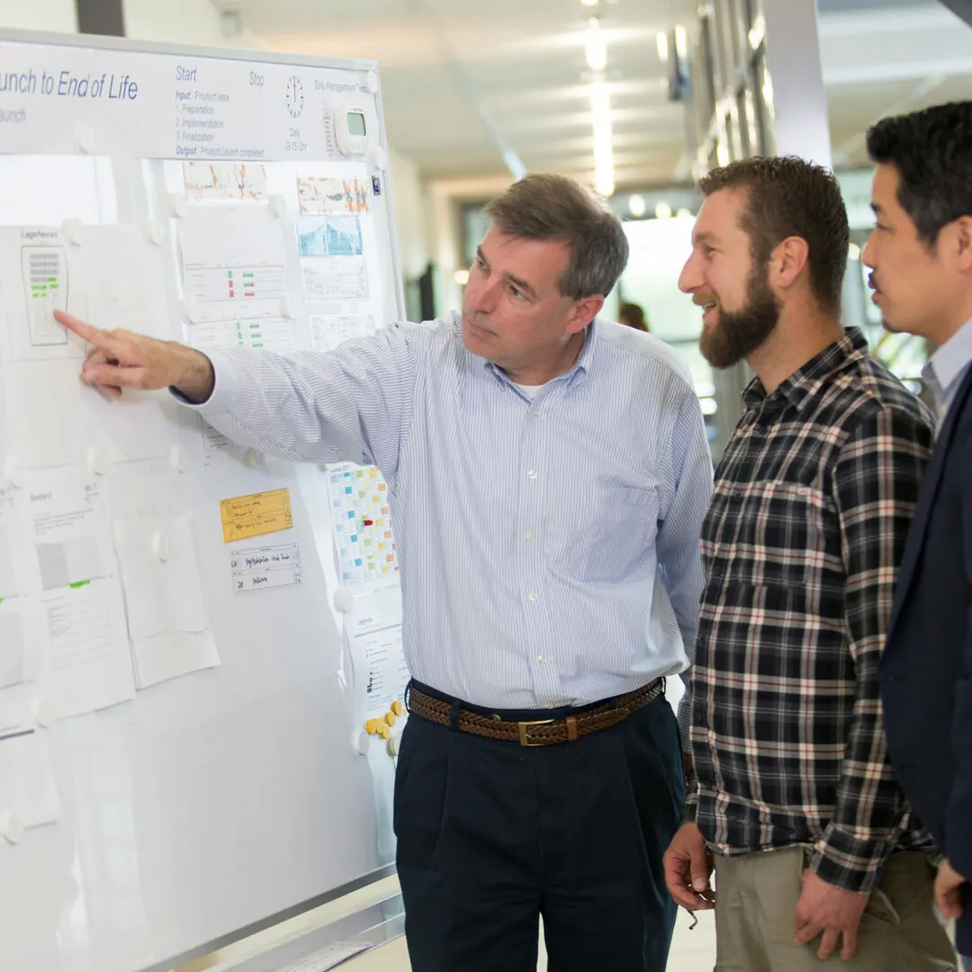 Basler Mitarbeiter zeigt auf ein Whiteboard
