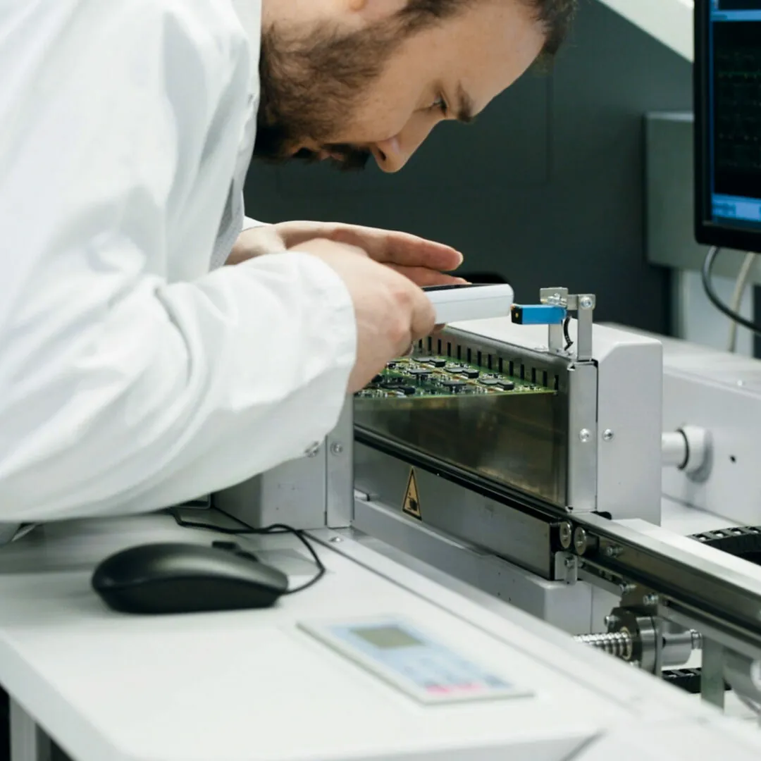 Basler Mitarbeiter bei der Montage