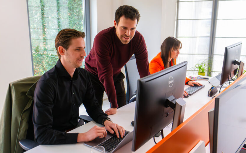 valantic C-clear colleagues at a computer