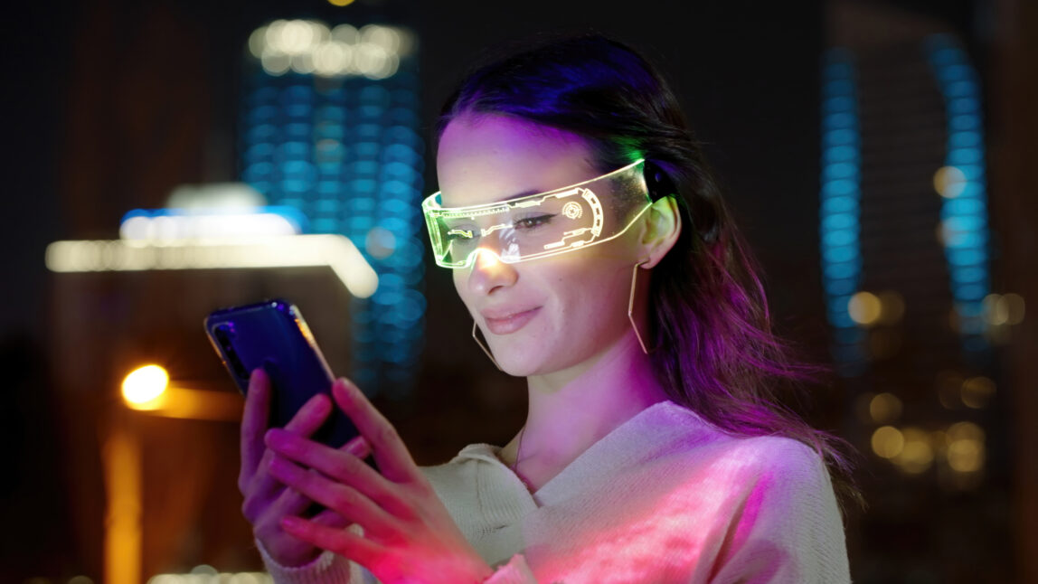 Young woman using smart phone. | KI-Beratung und Strategie