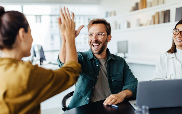 Man die high five geeft aan een collega