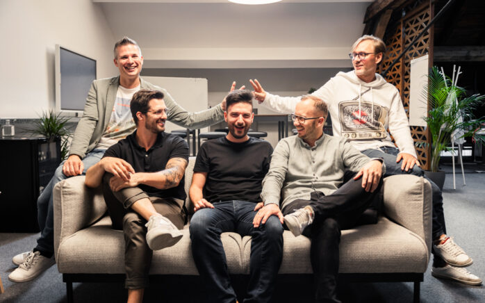 Bild von einer Gruppe valantic Austria-Mitarbeiter, die Corporate Influencer auf LinkedIn sind.