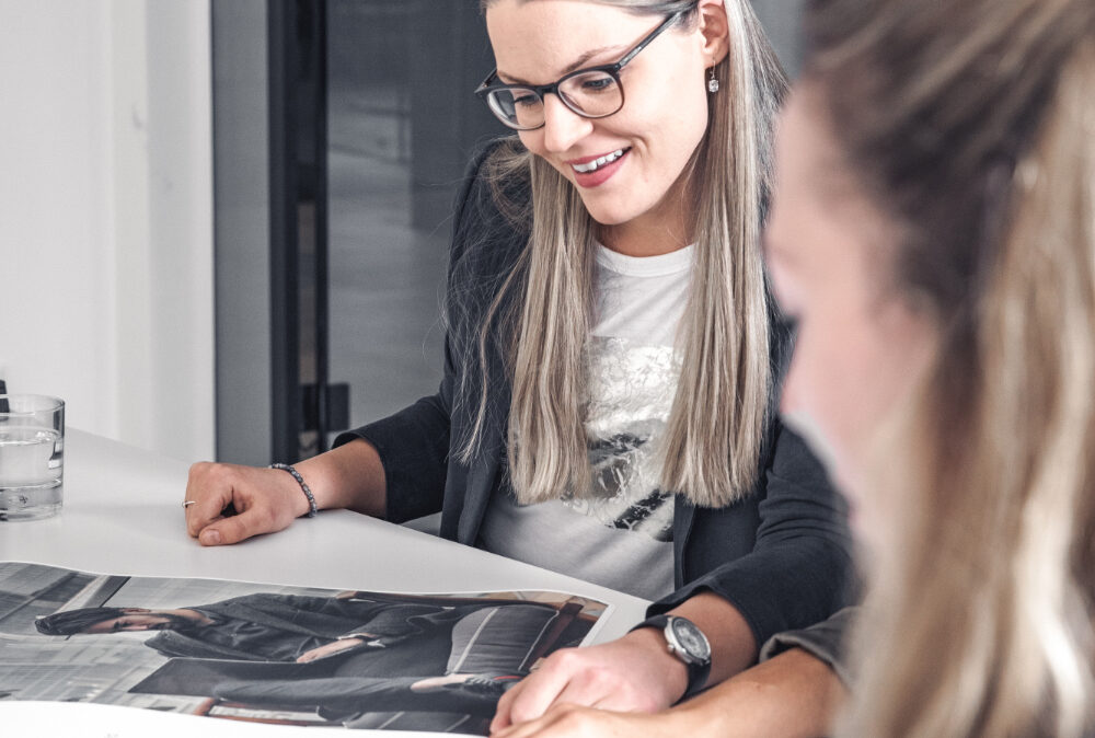 Zwei valalntic Austria-Mitarbeiterin beim Sichten von Portfolios von Content Creators & Influencer*innen.