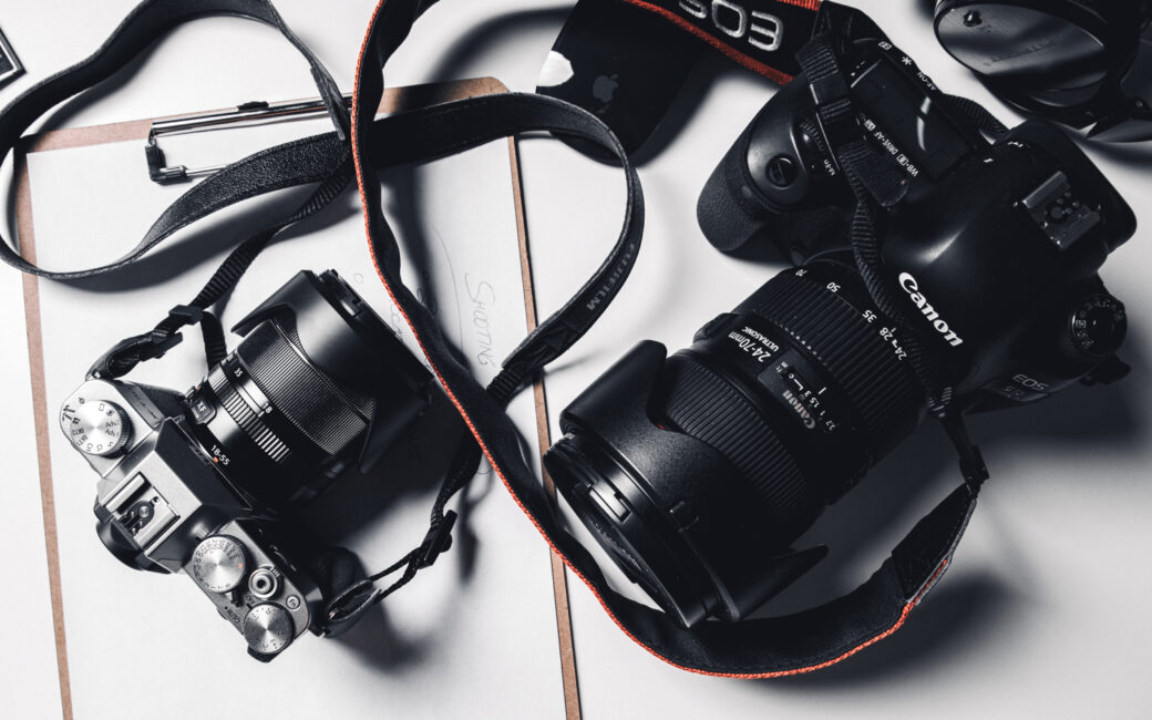 Nahaufnahme von einer digitialen Spiegelreflexkamera und einer analogen Spiegelreflexkamera.