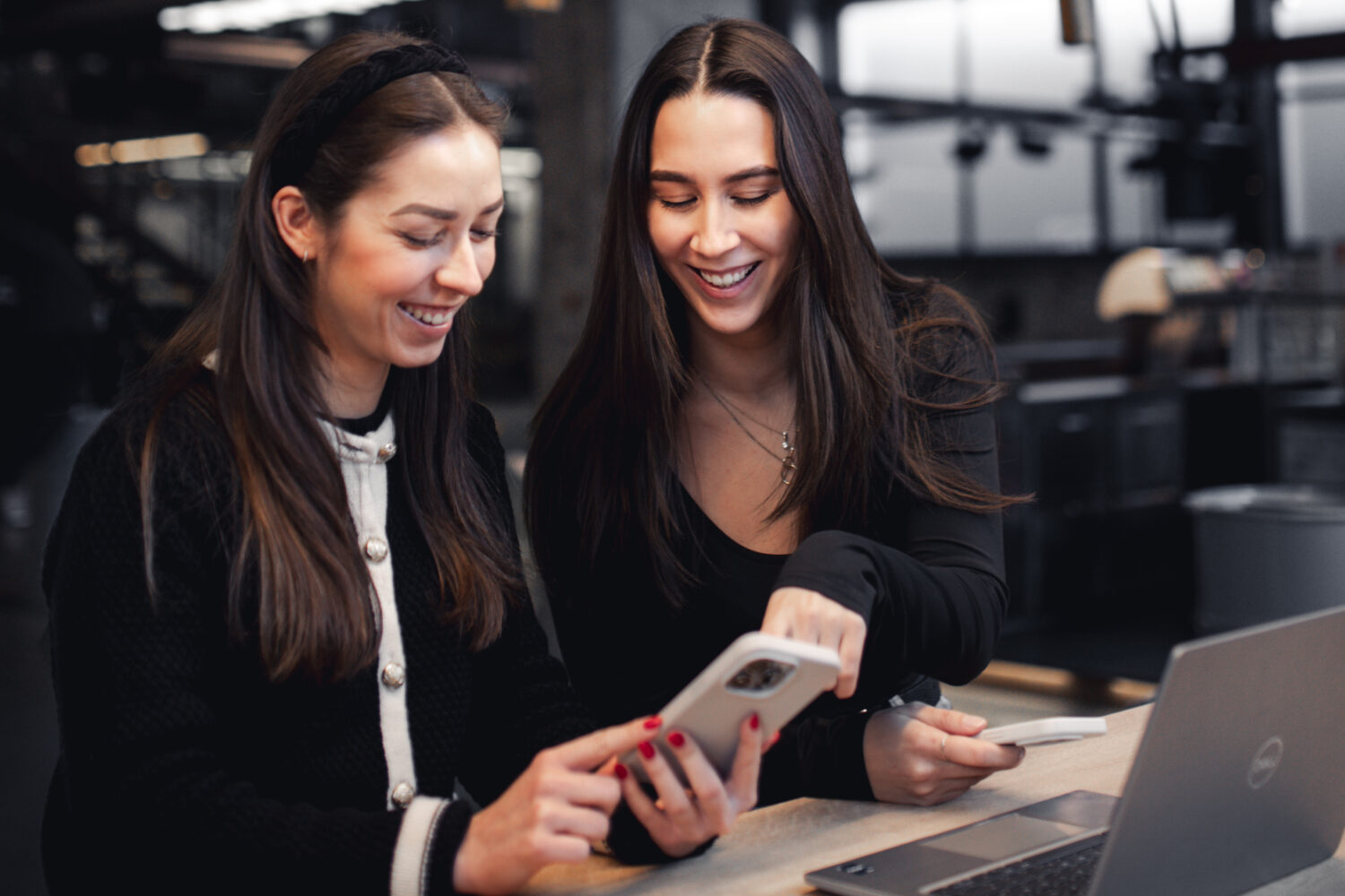 Zwei valantic-Austria-Mitarbeiter*innen, die eine Marketing-Strategie ausarbeiten.