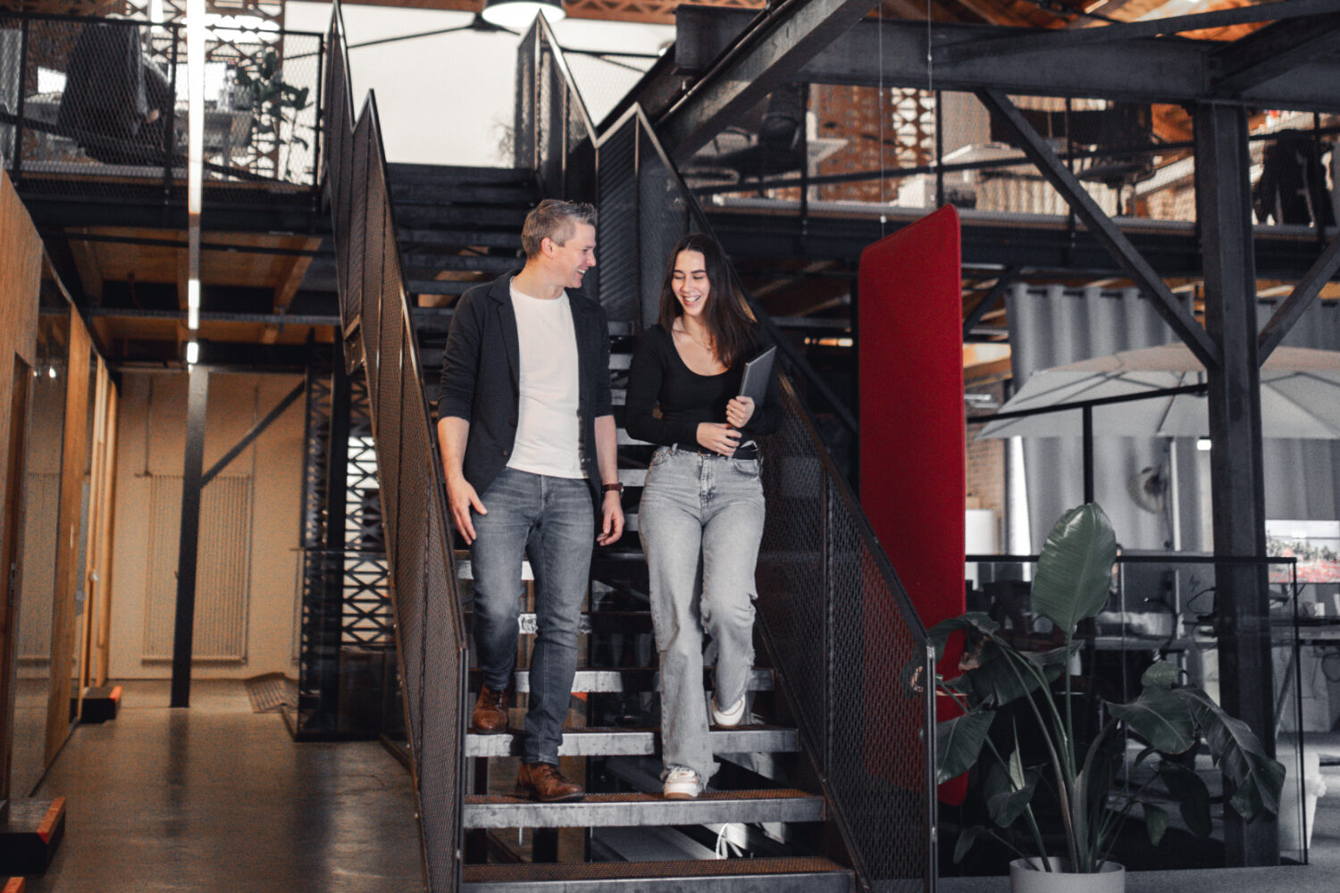 Zwei valantic-Austria-Mitarbeiter*innen, gehen eine Treppe runter