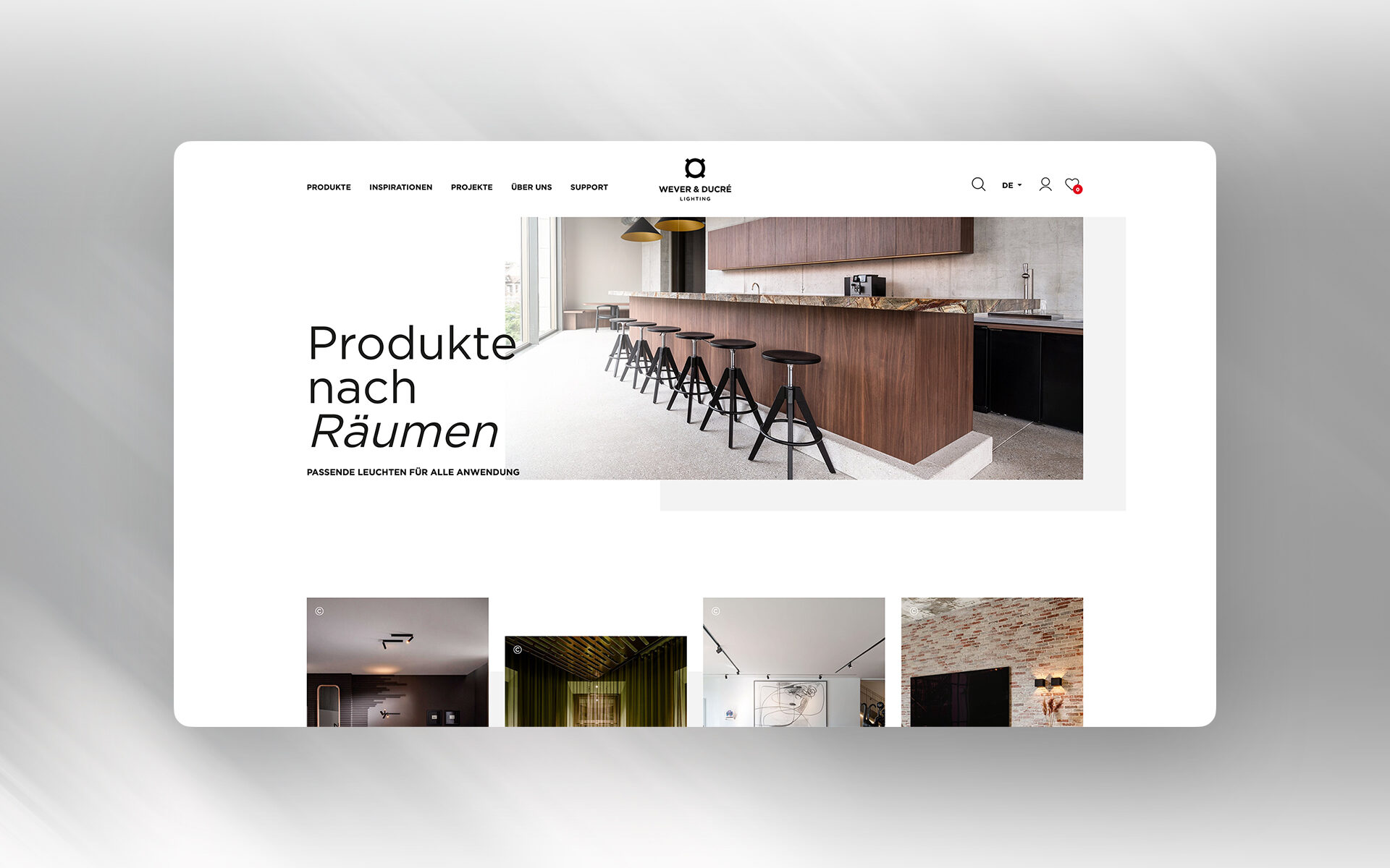 Produktkategorie ‘Produkte nach Räumen’ auf der Wever & Ducré Website – Designbeispiel einer stilvoll beleuchteten Küche mit Holztheke und Hängelampen.