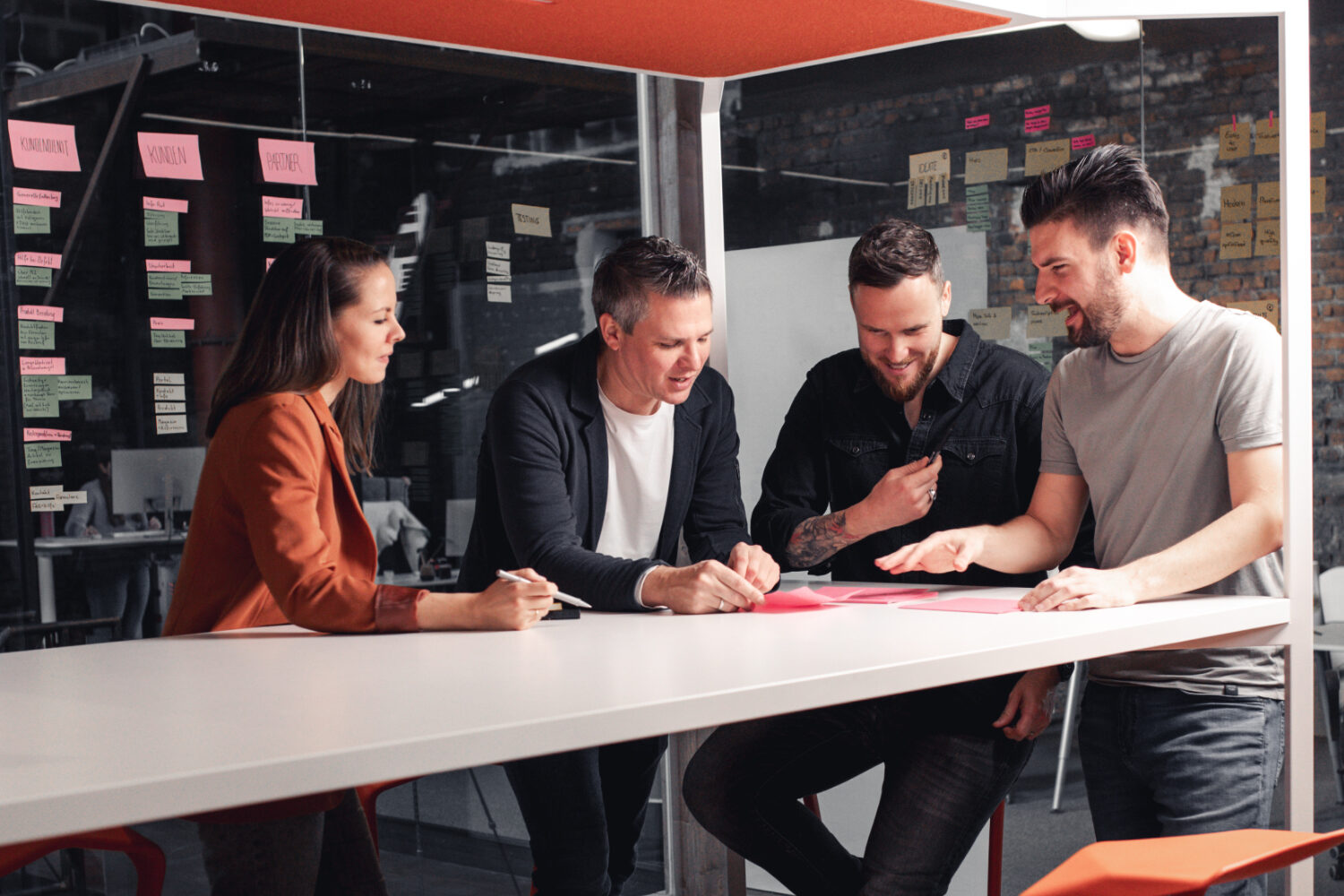 Mehrere valantic Austria Mitarbeiter*innen, die zusammen an einem Meeting teilnehmen.