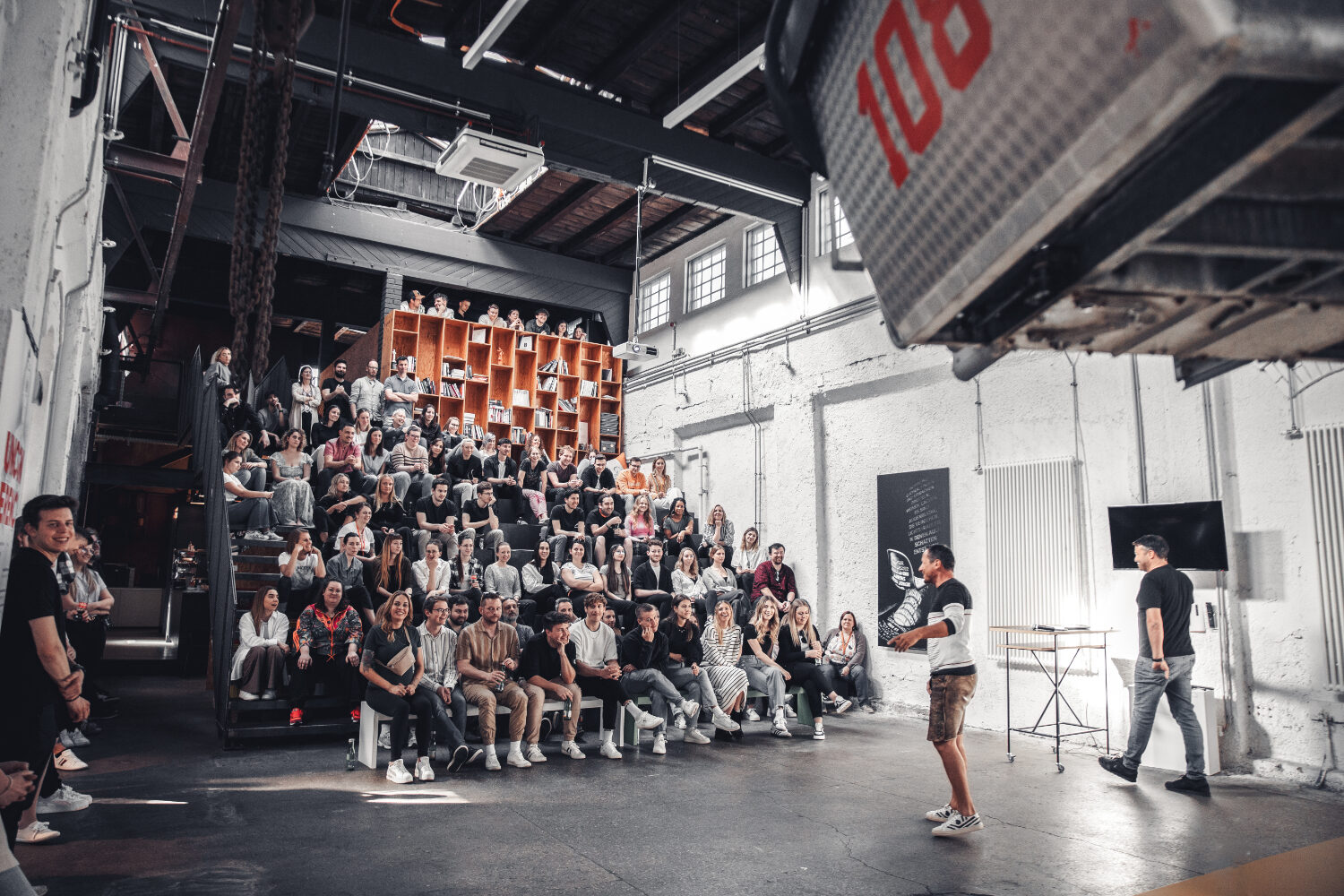 Eine große Gruppe von Mitarbeiterinnen der Full Service Agentur valantic Austria bei einem Vortrag im Office.