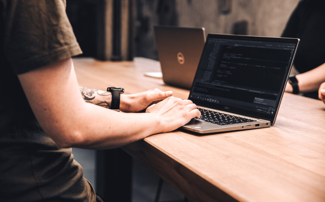 valantic Austria Mitarbeiterin, die in der Web-Programmierung arbeitet.