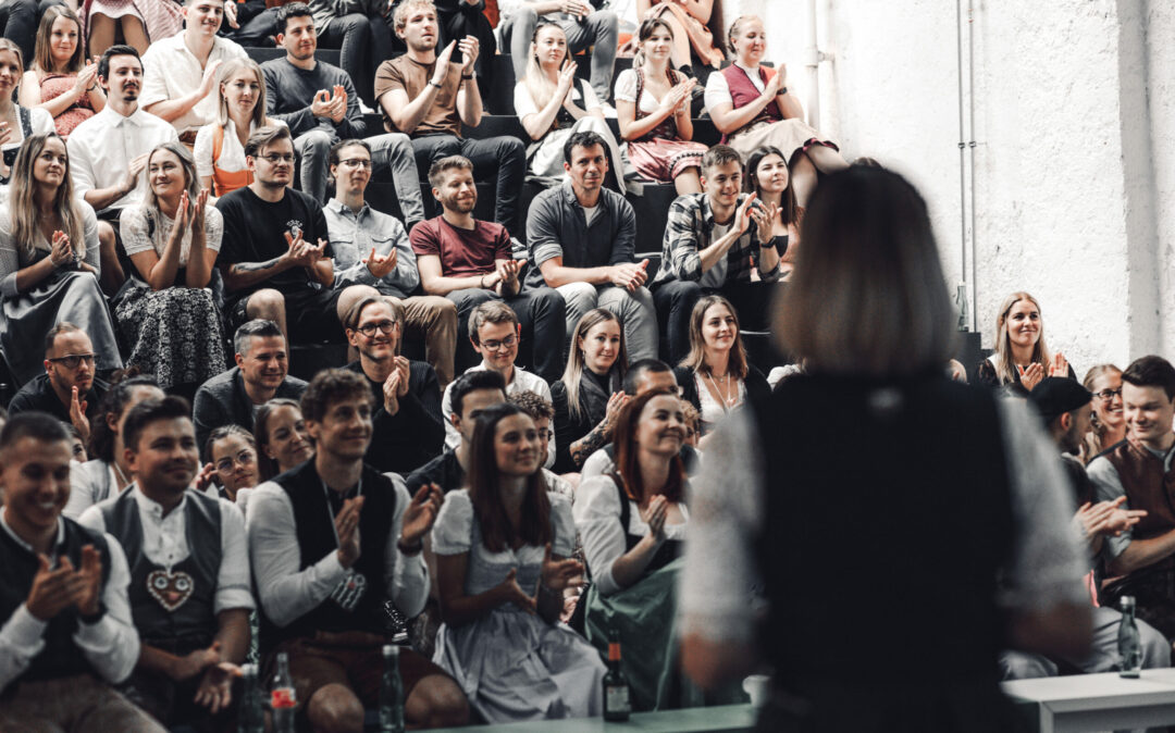 Eine große Gruppe von Mitarbeiterinnen der Full Service Agentur valantic Austria bei einem Vortrag im Office.