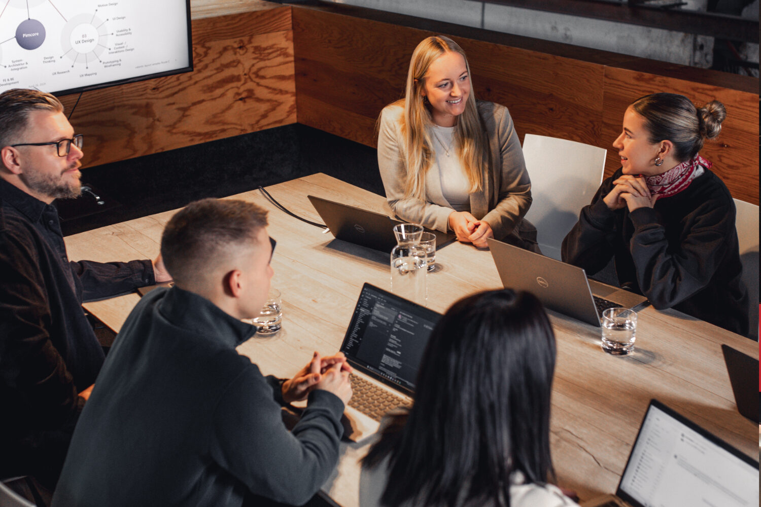 Eine Gruppe valantic-Austria Mitarbeiter*innen sitzen zusammen in einem Meeting