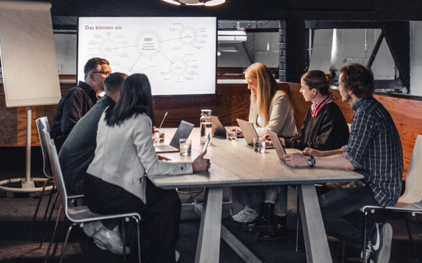 valantic Austria Team in einem Meeting.