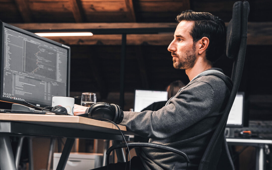 Junger Entwickler arbeitet an einem Projekt für einen Toursimusverband.