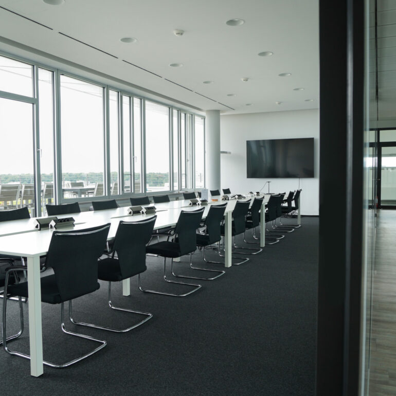 Heller Meetingraum mit Zugang zur Dachterrasse