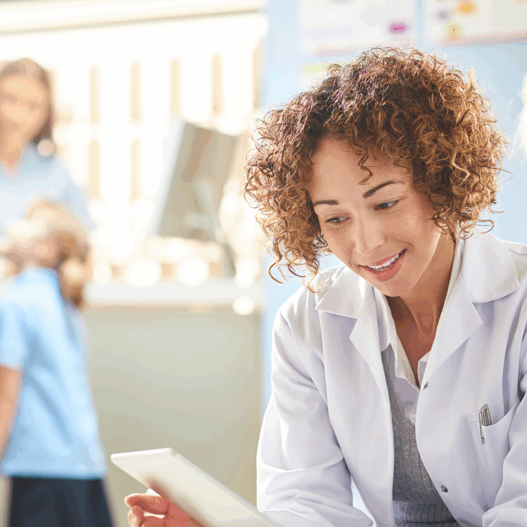 Eine Frau arbeitet in der Beratung des öffentlichen Dienstes.