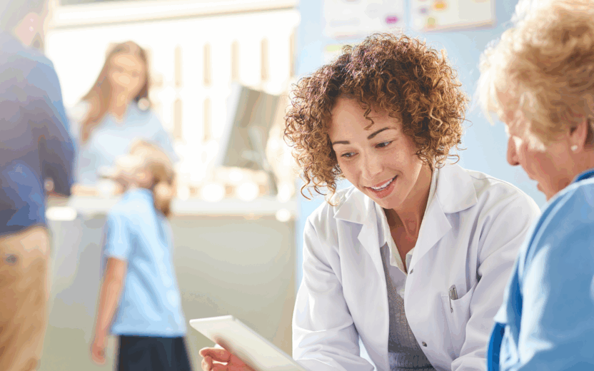Eine Frau arbeitet in der Beratung des öffentlichen Dienstes.
