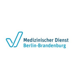 Logo des Medizinischen Dienstes Berlin-Brandenburg mit einem blauen Häkchen neben dem Namen der Organisation auf weißem Hintergrund, das das Engagement für SAC und cloudbasierte Planung symbolisiert.