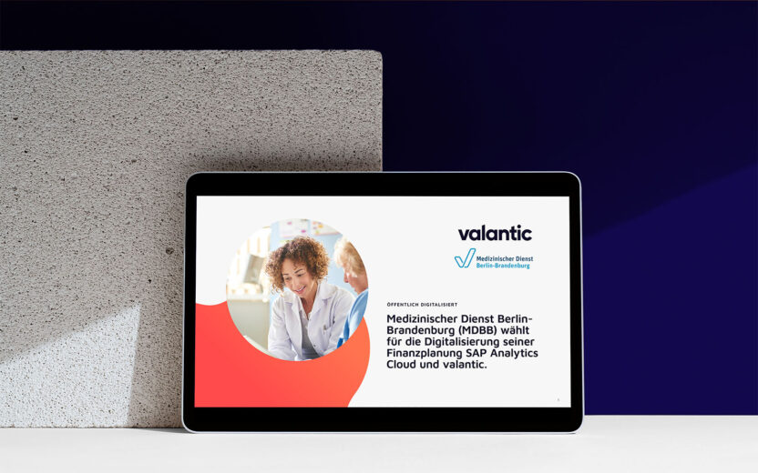 MockUp Vorschaubild zur Success Story der Projektreferenz MDBB, die eine Frau auf dem Bild zeigt, die eine andere Person im medizinischen Bereich berät.