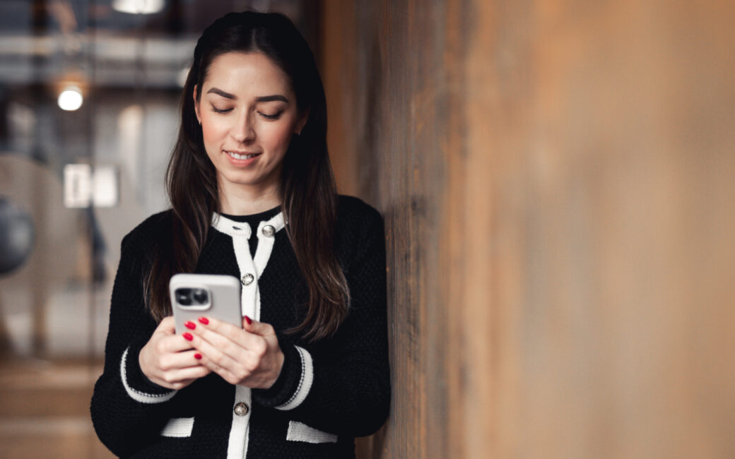 Mitarbeiter von valantic Austria erklärt Kollegin ein Projekt in Consulting & Strategy.