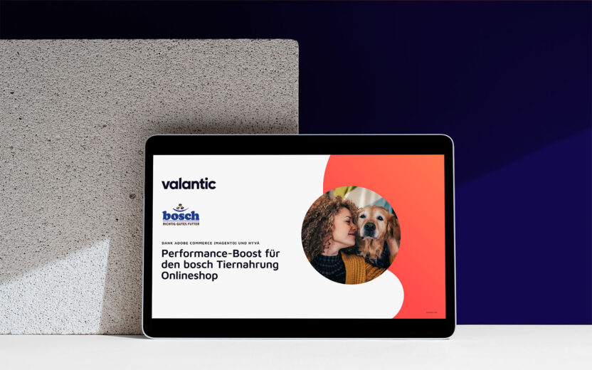 Eine lockige Frau kuschelt mit ihrem Retriever-Hund, während Bosch Tiernahrung Produkte im Hintergrund sichtbar sind