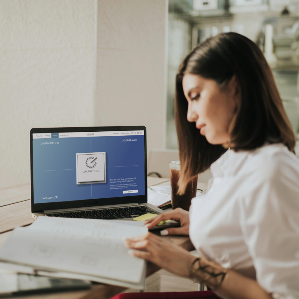 Website Relaunch - eine Mitarbeiterin am Laptop