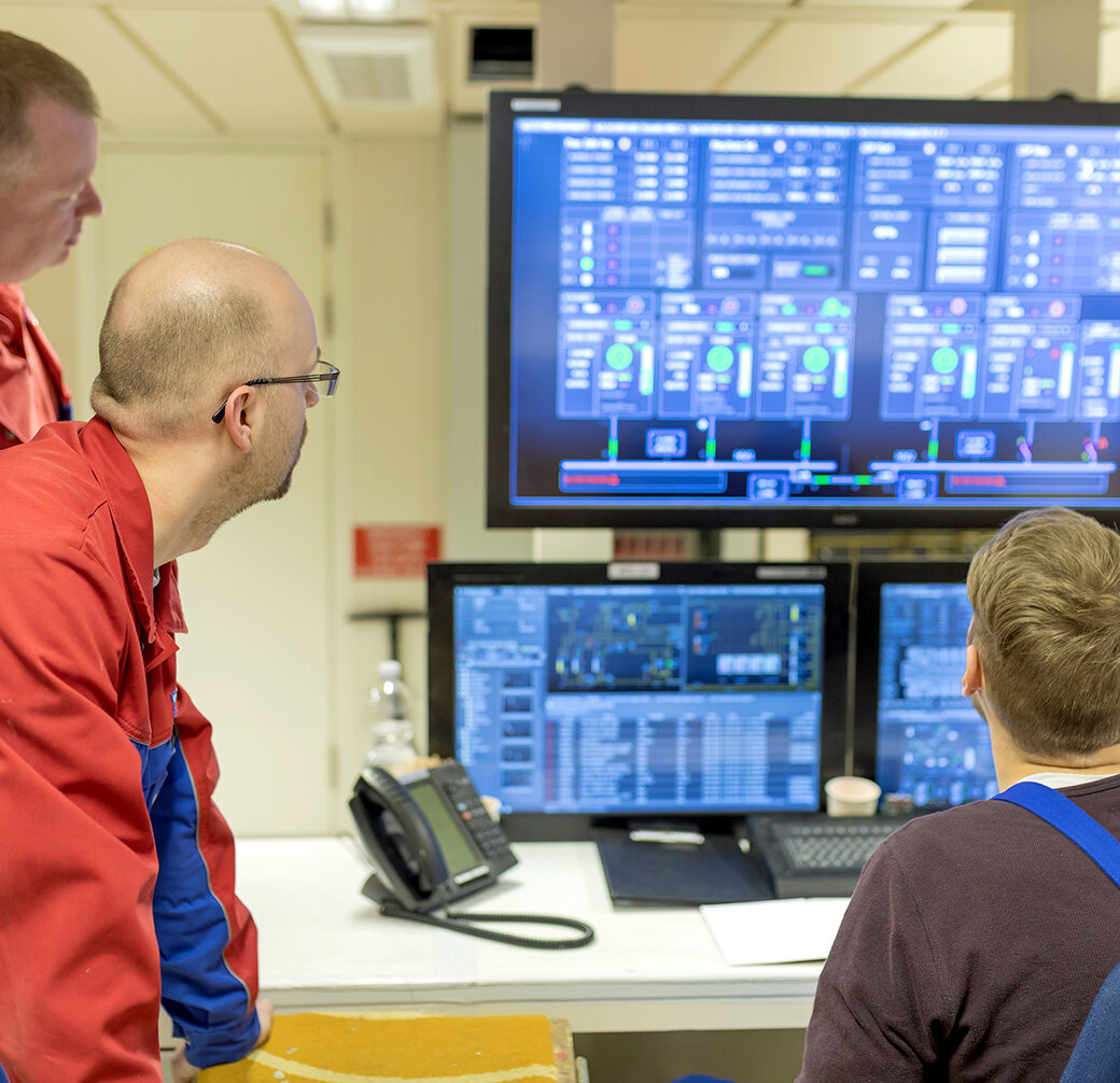 Mitarbeitende von Meyer Werft vor Bildschirmen mit einer Planungssoftware